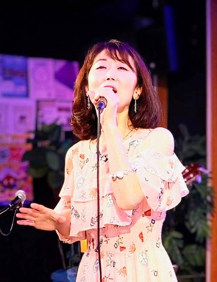 ステージで歌う山田ひかる