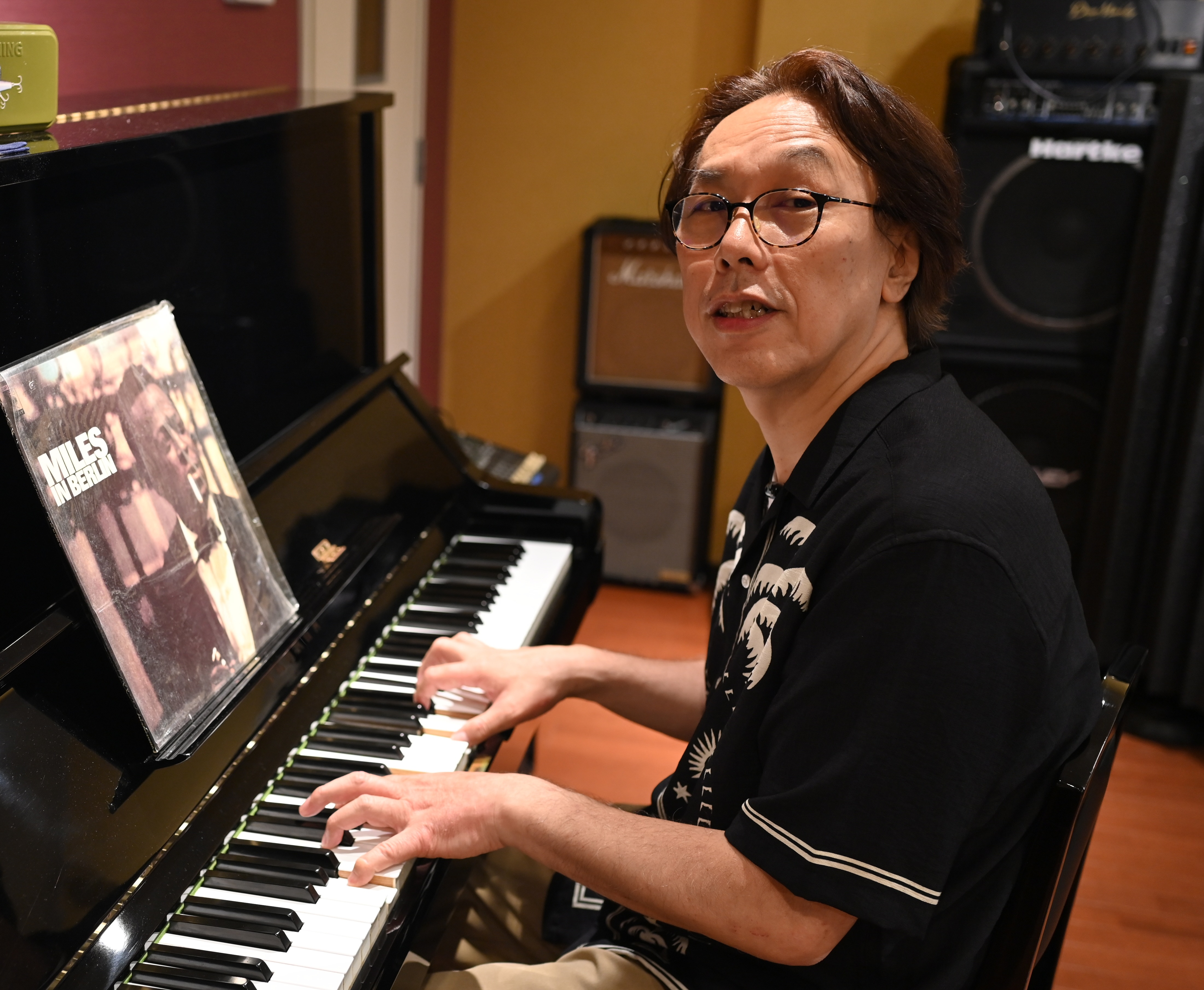 ピアノを演奏する荒川とおる
